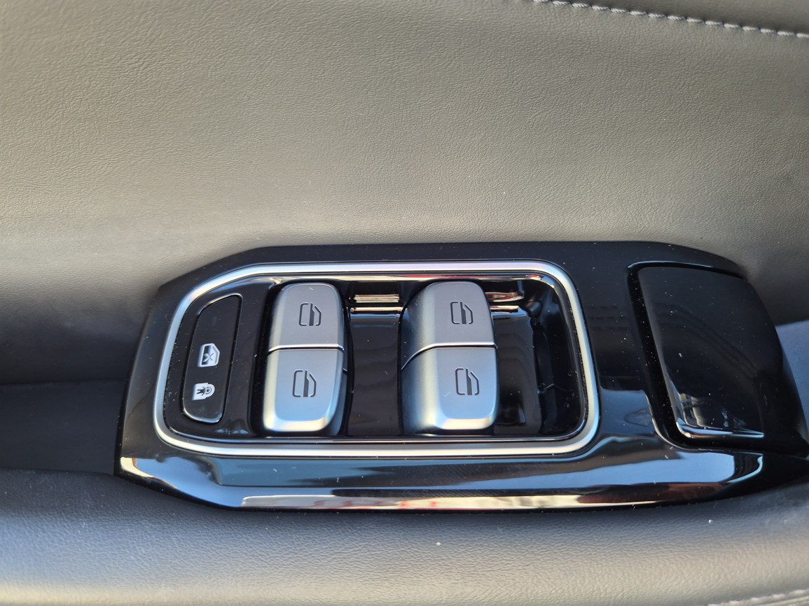 Omoda 9 SHS 9 PHEV [AWD] Premium - Obsidian Jade & Matt blac