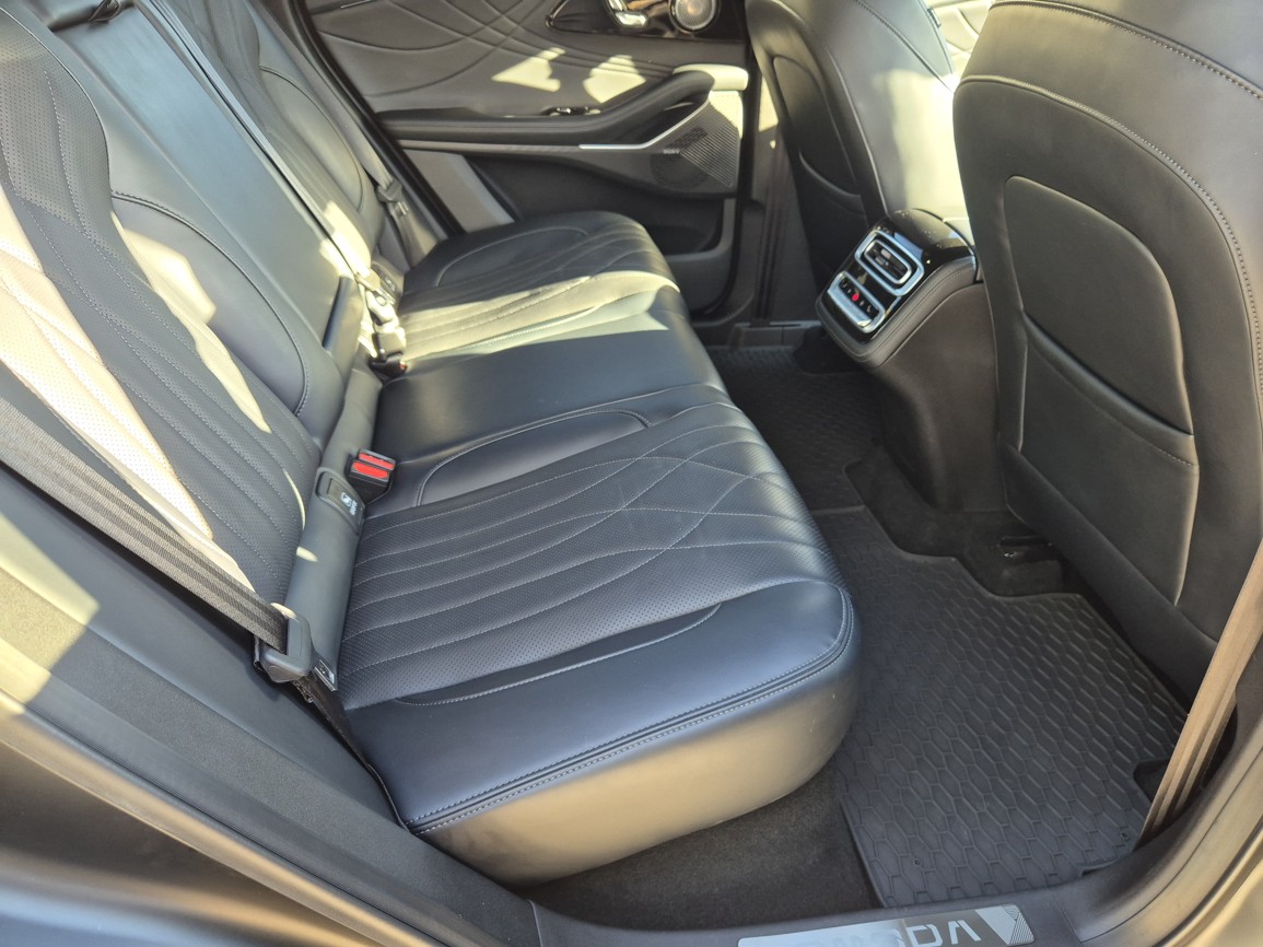 Omoda 9 SHS 9 PHEV [AWD] Premium - Obsidian Jade & Matt blac
